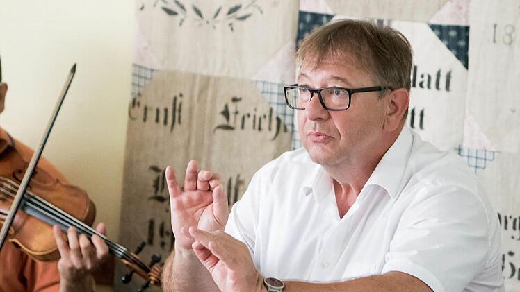 Urs-Michael Theus bei der Probenarbeit in Heldritt Foto: Jochen Berger