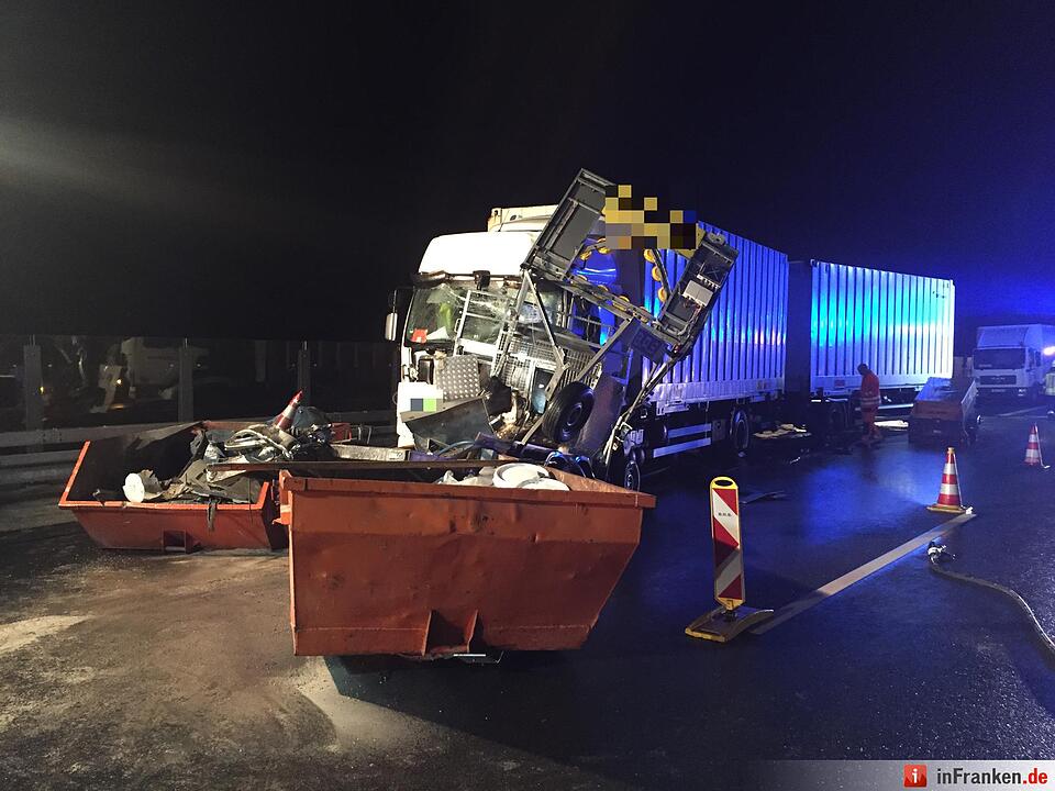 Lkw walzt Nachtbaustelle nieder - Bild der Verwuestung auf mehr als 300 Metern