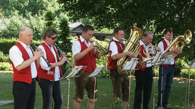 Für sagenhafte 50 Jahre im Ehrenamt, davon jeweils 20 Jahre als Kassier und Vorsitzender wurde Horst Aumüller von den Fatschenbrunner Musikanten ausgezeichnet. Wann immer in Fatschenbrunn Musik gespielt wird, ist er (links im Bild) dabei. Fotos: sw/privat