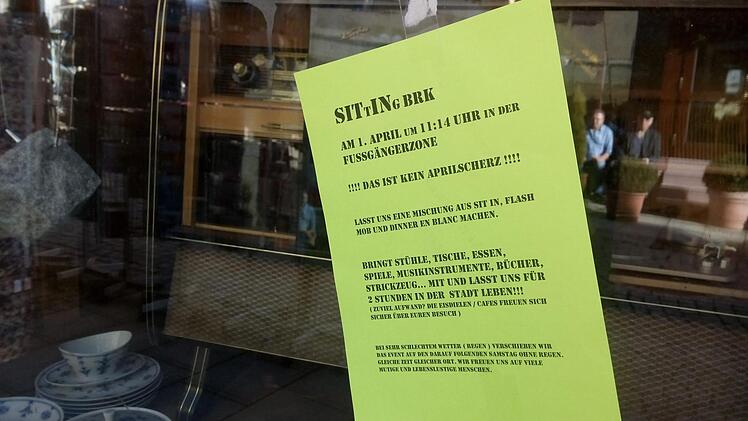 Auf Zetteln wie diesem riefen Unbekannte zum Sit In auf. Foto: Ulrike Müller