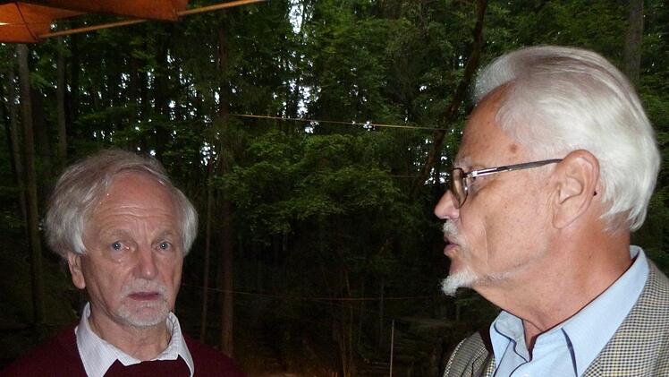 Kreischorleiter Heiner Beyer (links) mit Kreisvorsitzendem Professor Klaus Hoffmann im Gespräch. Foto: Werner Reißaus