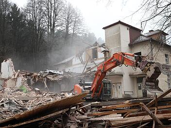 Das Abrissunternehmen hat bereits ganze Arbeit geleistet: Lange wird es nicht mehr dauern, ehe auch der letzte noch stehende Gebäudeteil vom Bagger dem Erdboden gleich gemacht wird. Foto: Marian Hamacher