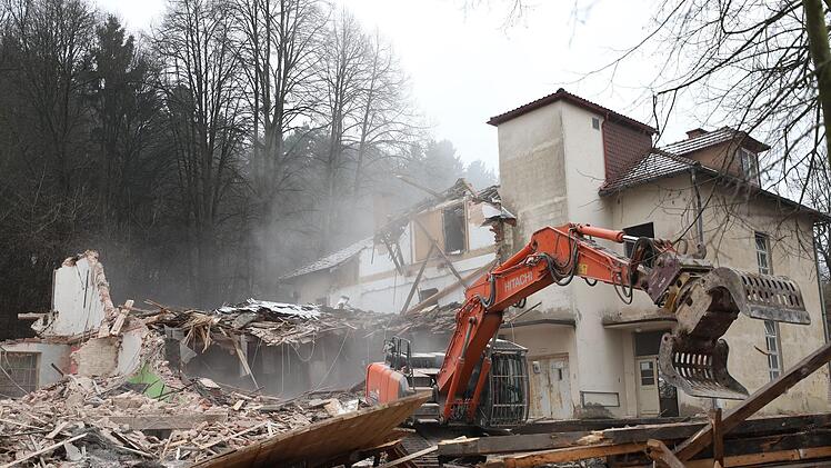 Das Abrissunternehmen hat bereits ganze Arbeit geleistet: Lange wird es nicht mehr dauern, ehe auch der letzte noch stehende Gebäudeteil vom Bagger dem Erdboden gleich gemacht wird. Foto: Marian Hamacher