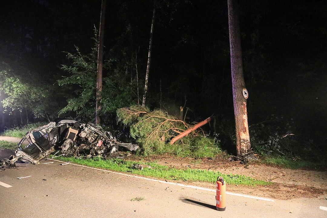 Tödlicher Unfall im Kreis Forchheim: Auto prallt gegen Baum und wird komplett zerstört - Fahrer stirbt