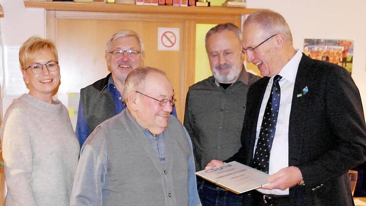 Elmar Hey wird zum Ehrenmitglied der CSU Reitsch ernannt. Von links, Sibylle Fugmann (FU-Kreisvorsitzende), Josef Porzelt (stellvertretender Ortsvorsitzender), Ehrenmitglied Elmar Hey, Gunther Dressel (stellvertretender Ortsvorsitzender Reitsch) und Ortsverbandsvorsitzender Josef Rebhan  Foto: K.- H. Hofmann