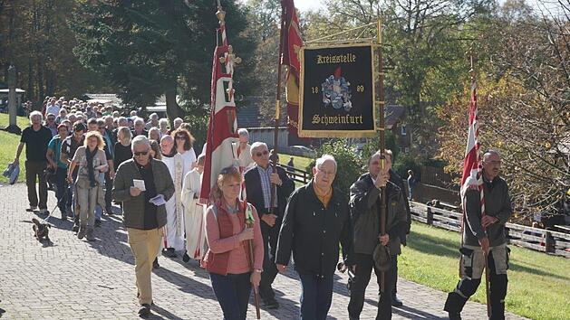 Mit Fahnen zogen die unterfränkischen Wirte in die Klosterkirche am Kreuzberg ein.  Foto: Marion Eckert