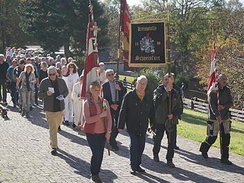 Mit Fahnen zogen die unterfränkischen Wirte in die Klosterkirche am Kreuzberg ein.  Foto: Marion Eckert
