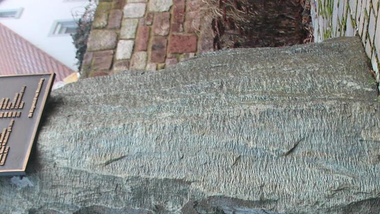 Bürgermeister Armin Warmuth mit dem Koffer aus Metall und Beton, der am Seelhausplatz in der Hammelburger Innenstadt bereits aufgestellt ist. Foto: Ralf Ruppert