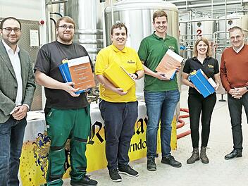 Die Teilnehmer des Bundesleistungswettbewerbs im Brauer- und Mälzer-Handwerk (v. r.): Georg Rittmayer, Brauereiinhaber und Präsident Private Brauereien Bayern, Marie-Christine Winter, Bundessieger Julian Dirnhofer, Philipp Nitsche, Clemens Jägermann sowie Benedikt Meier, Private Brauereien Bayern