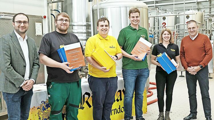 Die Teilnehmer des Bundesleistungswettbewerbs im Brauer- und Mälzer-Handwerk (v. r.): Georg Rittmayer, Brauereiinhaber und Präsident Private Brauereien Bayern, Marie-Christine Winter, Bundessieger Julian Dirnhofer, Philipp Nitsche, Clemens Jägermann sowie Benedikt Meier, Private Brauereien Bayern