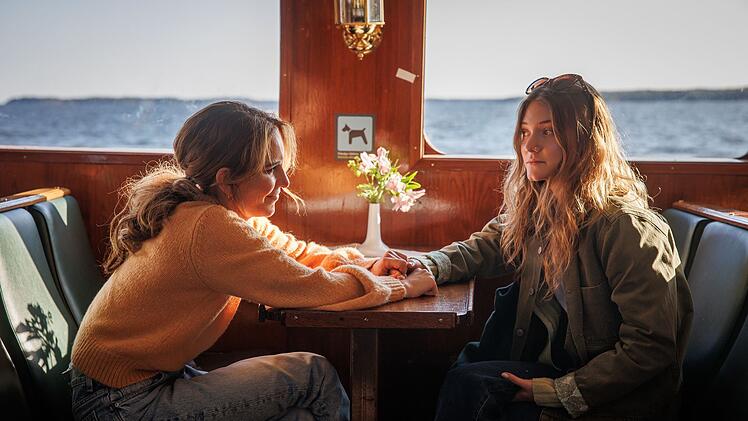 Nora (Alexandra Rapaport, links) leidet unter der Funkstille mit Alexander, den sie noch immer liebt. Sie hat seine Medikamentensucht bei den Vorgesetzten gemeldet, um ihm das Leben  zu retten. Doch er f&uuml;hlt sich verraten. Noras Tochter  Anna ((Ping Monn Enge) versucht, sie aufzumuntern.