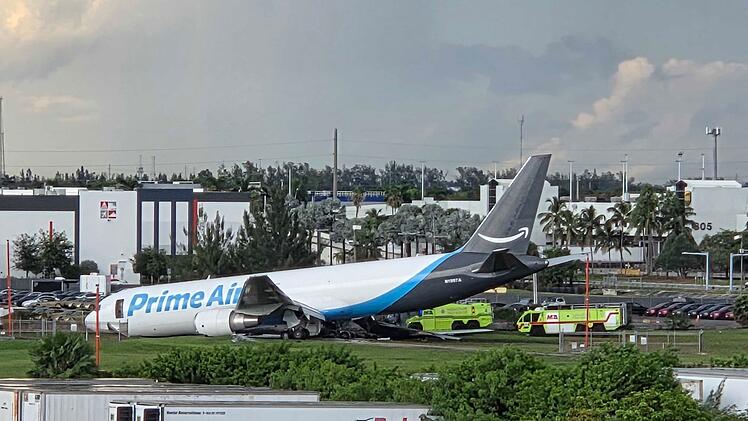 Unfall mit Frachtflugzeug nach Landung am Flughafen Miami