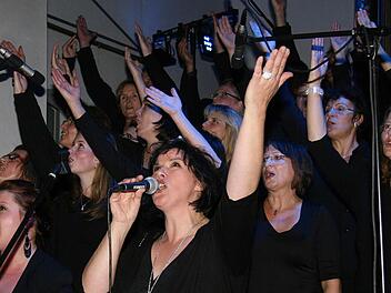 Bei "I will follow him" rockten die Main Line Gospel Singers die Kirche. Die Gläubigen sangen auch bei "Amen" kräftig mit und klatschten vor Begeisterung. Fotos: Sonja Adam