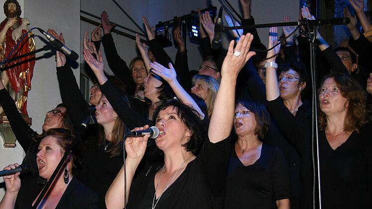 Bei "I will follow him" rockten die Main Line Gospel Singers die Kirche. Die Gläubigen sangen auch bei "Amen" kräftig mit und klatschten vor Begeisterung. Fotos: Sonja Adam