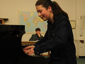 Ein versunkener Moment: Esther gibt sich der Musik hin, ihre Mutter Dagmar (Hintergrund) ist kritische Betrachterin.  Foto: Markus Häggberg