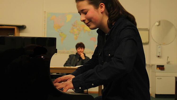 Ein versunkener Moment: Esther gibt sich der Musik hin, ihre Mutter Dagmar (Hintergrund) ist kritische Betrachterin.  Foto: Markus Häggberg