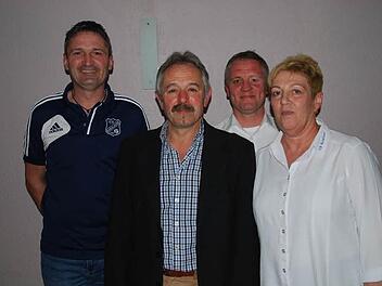 Ehrungen beim VfB Burglauer: Ausgezeichnet wurde (von links) Michael Reitner, Burkhard Mangold. Es gratulieren Marco Heinickel und Monika Schneider vom Vorstandstrio. Foto: Manfred Mellenthin