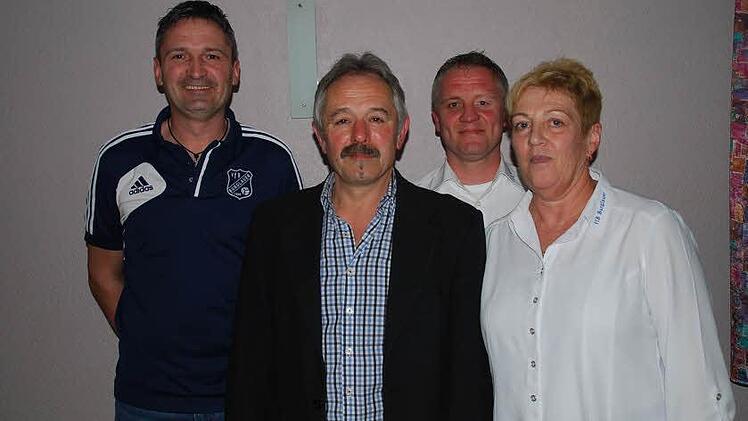 Ehrungen beim VfB Burglauer: Ausgezeichnet wurde (von links) Michael Reitner, Burkhard Mangold. Es gratulieren Marco Heinickel und Monika Schneider vom Vorstandstrio. Foto: Manfred Mellenthin