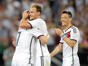 Sechs Tore durften die deutschen Kicker beim Sieg gegen Armenien bejubeln. Aber mit ihrem faden weißen Outfit werden sie keinen Blumenstrauß gewinnen. Foto: Andreas Gebert/dpa
