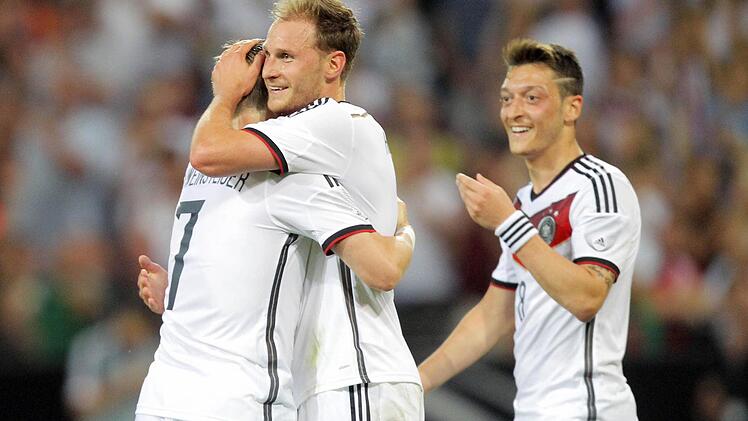 Sechs Tore durften die deutschen Kicker beim Sieg gegen Armenien bejubeln. Aber mit ihrem faden weißen Outfit werden sie keinen Blumenstrauß gewinnen. Foto: Andreas Gebert/dpa