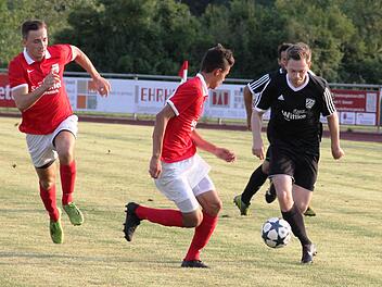 Der Baiersdorfer Marc Weiler (Mitte) versucht, einen Pettstadter vom Ball zu trennen. Senad Bajric (links) läuft mit. Fotos: Johannes Höllein