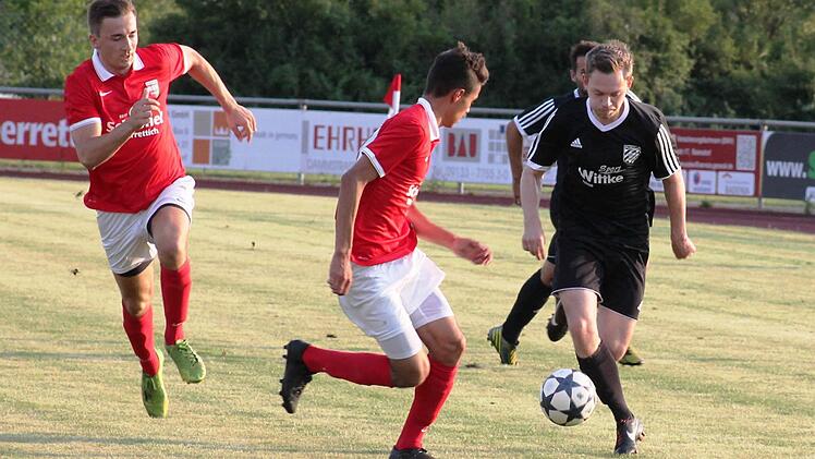 Der Baiersdorfer Marc Weiler (Mitte) versucht, einen Pettstadter vom Ball zu trennen. Senad Bajric (links) läuft mit. Fotos: Johannes Höllein