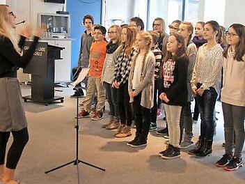 "Dieses Schulhaus war zu klein, alle passten nicht mehr rein, es war einfach zu voll, ständig steig die Schülerzahl", sangen die Sechstklässler. Sie hatten einen eigenen Anbau-Song verfasst und trällerten im Refrain: "Container weg! Au, au, au au - au revoir!" Foto: Sonja Adam