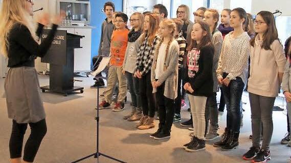 "Dieses Schulhaus war zu klein, alle passten nicht mehr rein, es war einfach zu voll, ständig steig die Schülerzahl", sangen die Sechstklässler. Sie hatten einen eigenen Anbau-Song verfasst und trällerten im Refrain: "Container weg! Au, au, au au - au revoir!" Foto: Sonja Adam