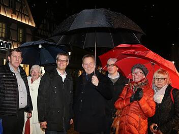 Wenn MdB Thomas Oppermann (Mitte) den Wahlkämpfer Uwe Kirschstein (3. v.l.) beschirmt, freut sich die Politprominenz. Foto: Barbara Herbst