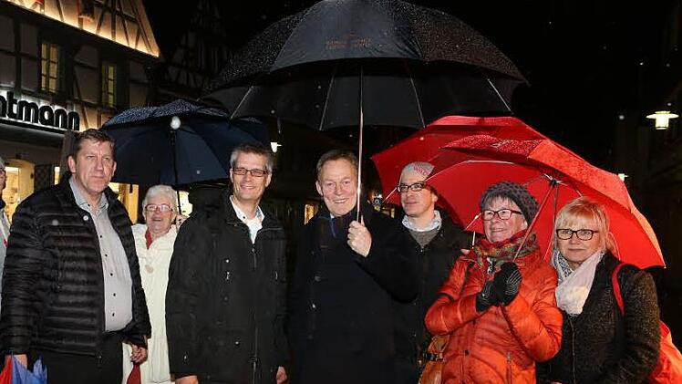 Wenn MdB Thomas Oppermann (Mitte) den Wahlkämpfer Uwe Kirschstein (3. v.l.) beschirmt, freut sich die Politprominenz. Foto: Barbara Herbst