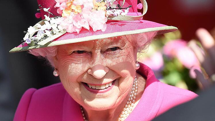 Queen Elizabeth II beim Besuch eines Postamts in Windsor Foto: Andy Rain, dpa