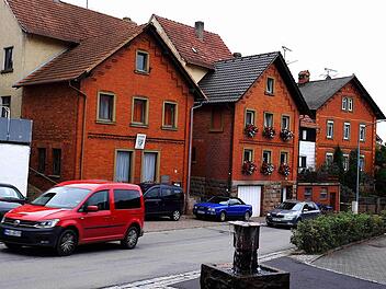Die Häuser Rhönstraße 18 (vorn) und 16 sind mit ihren Giebeln ortsbildprägend in Völkersleier.  Foto: Gerd Schaar