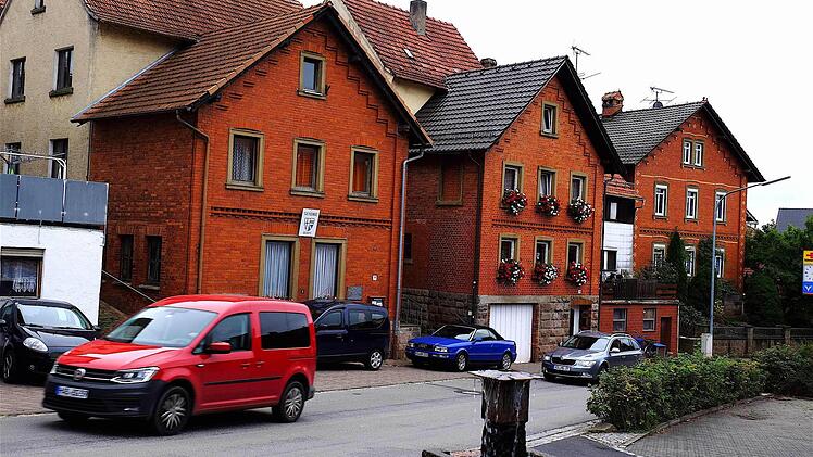 Die Häuser Rhönstraße 18 (vorn) und 16 sind mit ihren Giebeln ortsbildprägend in Völkersleier.  Foto: Gerd Schaar