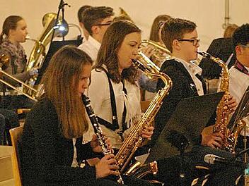 Große und kleine Schüler bilden die von Kerstin Appelt neu gegründete Big Band am Gymnasium Burgkunstadt. Fotos: Christian Voll
