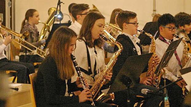 Große und kleine Schüler bilden die von Kerstin Appelt neu gegründete Big Band am Gymnasium Burgkunstadt. Fotos: Christian Voll