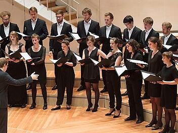 "Das Vokalprojekt" mit seinem Leiter Julian Steger bei einem Konzert in Berlin Foto: privat