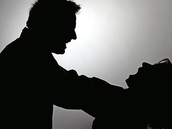 Weil er seine Freundin brutal attackierte , wurde ein 37-Jähriger zu einer Bewährungsstrafe verurteilt. Symbolfoto: Achiv/imago