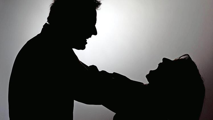 Weil er seine Freundin brutal attackierte , wurde ein 37-Jähriger zu einer Bewährungsstrafe verurteilt. Symbolfoto: Achiv/imago