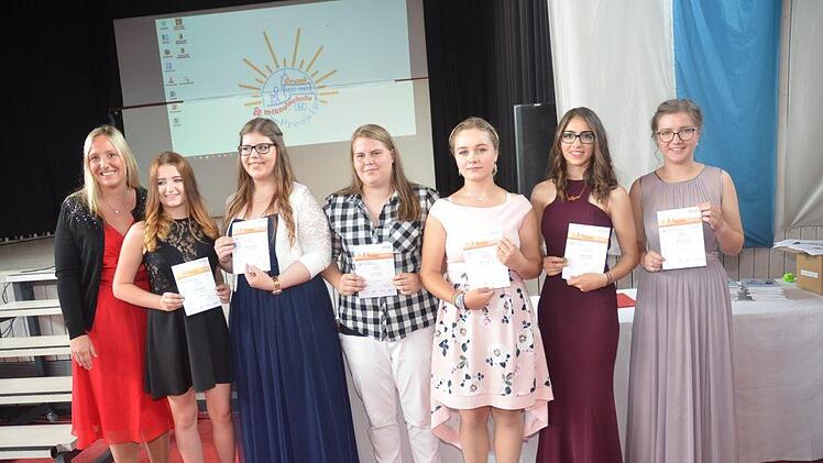 Sie errangen aufgrund guter sportlicher Leistung das Deutsche Sportabzeichen mit ihrer Lehrerin Carolin Ziegler (links)