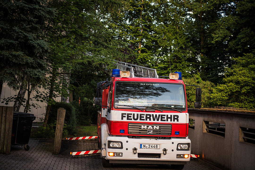 Einsatzkräfte haben in Nürnberg bei Löscharbeiten einen schrecklichen Fund gemacht: Im Schlafzimmer einer Wohnung in Neuröthenbach fanden sie eine verkohlte Leiche.