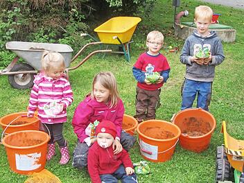 Die fünf fleißigen jungen Kartoffelanbauer (von links) Lola, Sofia, Jakob, Hannes und Jannik Foto: Klaus-Peter Wulf