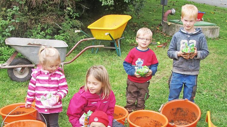 Die fünf fleißigen jungen Kartoffelanbauer (von links) Lola, Sofia, Jakob, Hannes und Jannik Foto: Klaus-Peter Wulf