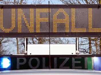 Am Dienstag hat sich im Landkreis Neustadt an der Aisch ein schwerer Verkehrsunfall ereignet. Ein Mann wurde in seinem Auto eingeklemmt und schwer verletzt.Carsten Rehder dpa/lno/Symbolbild