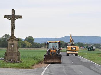Die Ertüchtigung der Kreisstraße zwischen Hallstadt und Gundelsheim ist nun mit dem  Etat abgesegnet, die Straße seit heute und bis 31. Oktober  gesperrt. Foto: Ronald Rinklef