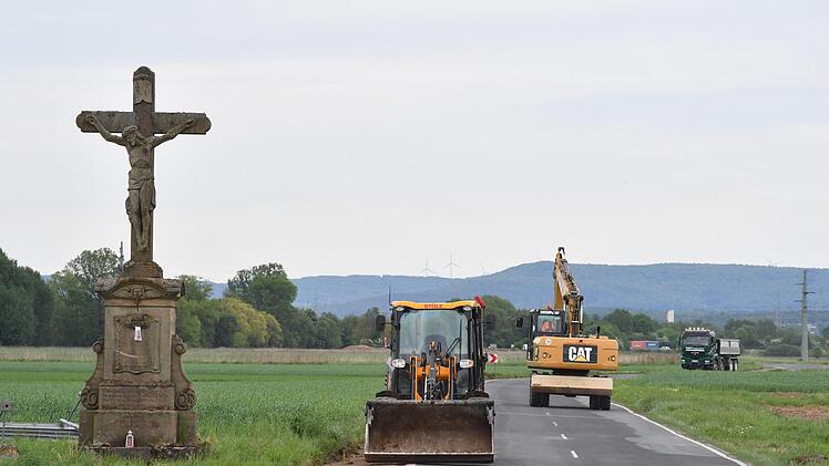 Die Ertüchtigung der Kreisstraße zwischen Hallstadt und Gundelsheim ist nun mit dem  Etat abgesegnet, die Straße seit heute und bis 31. Oktober  gesperrt. Foto: Ronald Rinklef