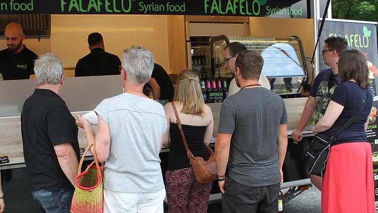 Ein Food Truck, der die Menschen in seinen Bann zog, war der Truck mit syrischem Essen. Viele Kulmbacher wollten Falafelteller und Co. probieren. Foto: Sonny Adam