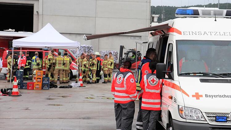 Ein Großaufgebot von Feuerwehr und Rotem Kreuz war am Feiertag mehr als vier Stunden im Einsatz.                                                          Michael Will / BRK