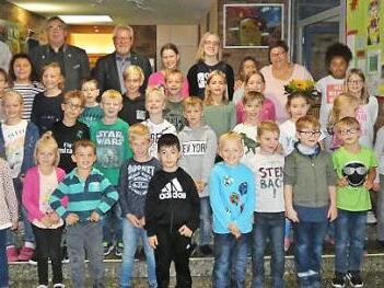 Kinder, Erzieher und Gratulanten in der Sander Grundschul-Mittagsbetreuung  Foto: Christian Licha