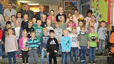 Kinder, Erzieher und Gratulanten in der Sander Grundschul-Mittagsbetreuung  Foto: Christian Licha