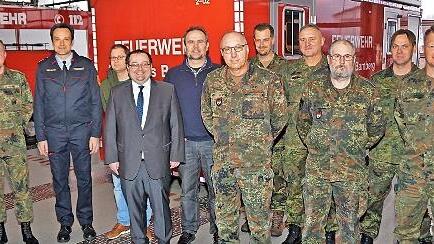 Matthias Wenzel, Thomas Renner, Florian Wendel, Thomas S&ouml;der, Roland L&ouml;sel, Volker Rippl und die Verbindungsfeldwebel Andreas G&uuml;nther, Harald Seeberger, Ralf Knoblach, Thorsten Wolff und Christoph G&ouml;ll (von links) diskutierten erfolgreich.